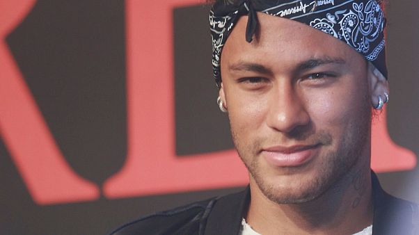 Calcio: Neymar saluta il Barcellona e vola verso Parigi Calcio: Neymar saluta il Barcellona e vola verso Parigi