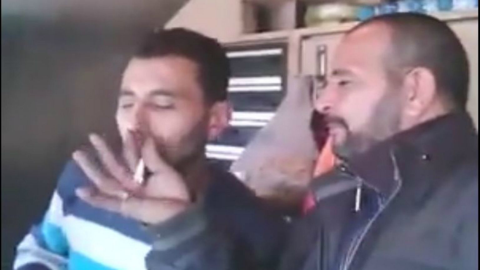 فيديو لسائقين يتعاطون المخدرات داخل قطار يثير الجدل في مصر