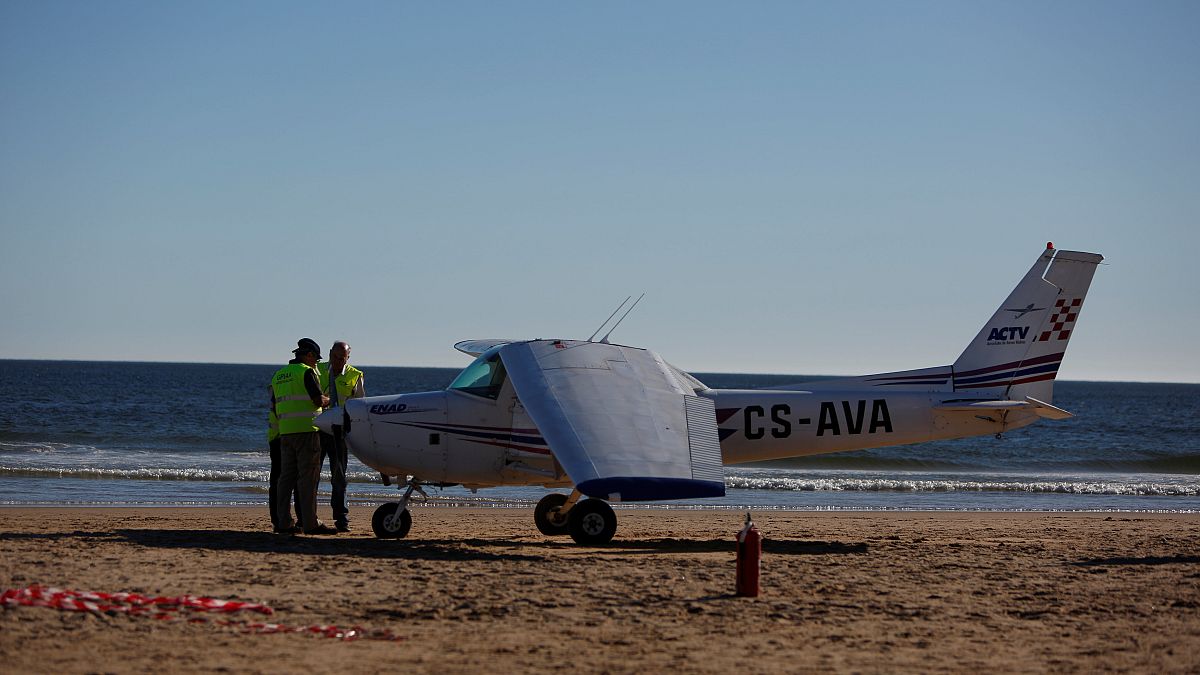 Avioneta aterra de emergência na praia de S. João da Caparica e faz dois mortos