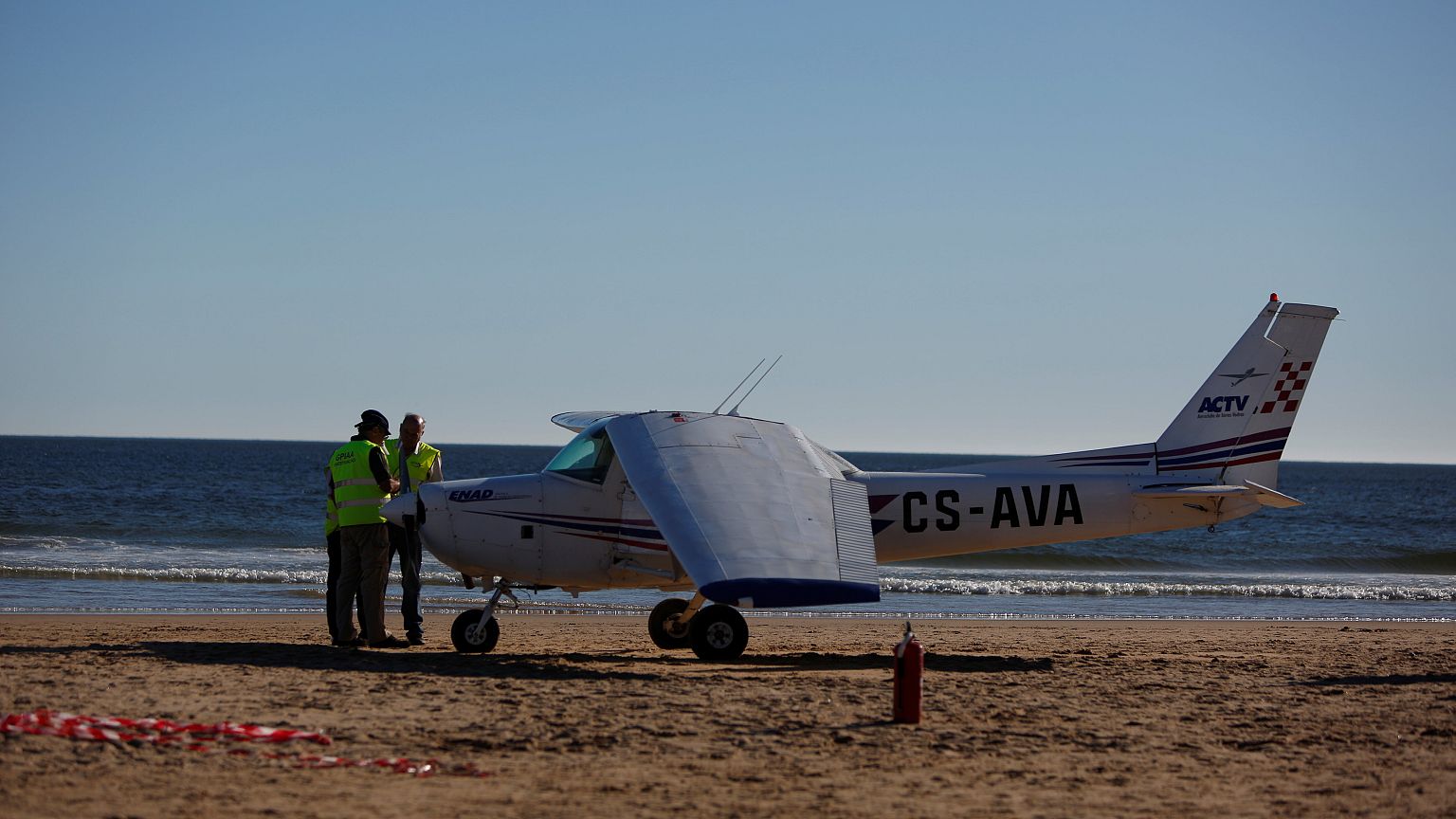 Dos bañistas mueren arrollados por una avioneta