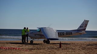 Avioneta aterra de emergência na praia de S. João da Caparica e faz dois mortos