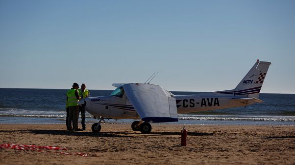 Avioneta aterra de emergência na praia de S. João da Caparica e faz dois mortos Avioneta aterra de emergência na praia de S. João da Caparica e faz dois mortos