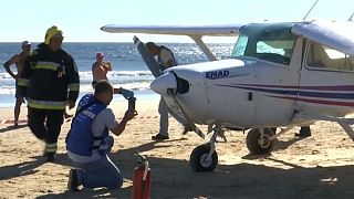 مقتل شخصين بسبب هبوط اضطراري لطائرة صغيرة على شاطئ في البرتغال