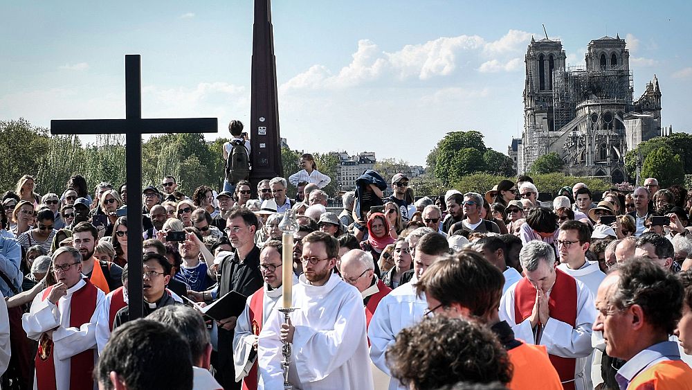 Hundreds Gathered For Good Friday Service Near Notre Dame | Euronews