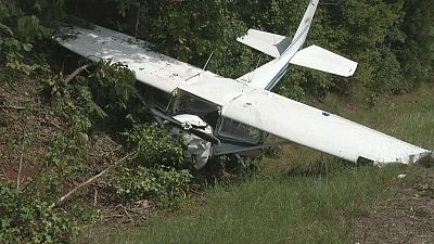 Самолет рухнул рядом с шоссе