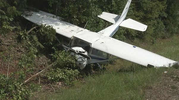 EUA: queda de avião registada por câmara de carro de polícia EUA: queda de avião registada por câmara de carro de polícia