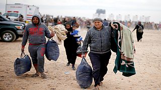 لاجئون سوريون يتعرضون للإذلال من قبل الجيش التركي
