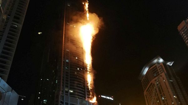 Dubai'de 79 katlı gökdelende yangın çıktı Dubai'de 79 katlı gökdelende yangın çıktı