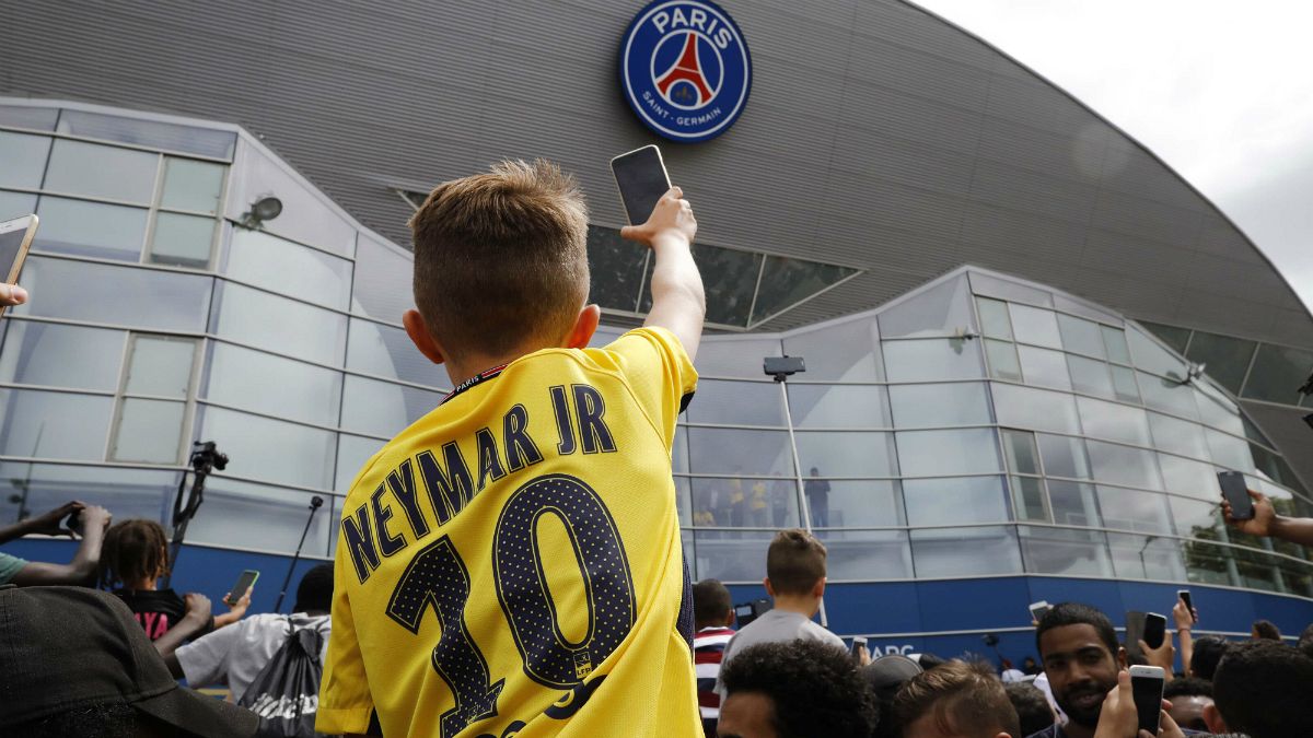 Camisolas do PSG com o nome de Neymar dão cor a Paris