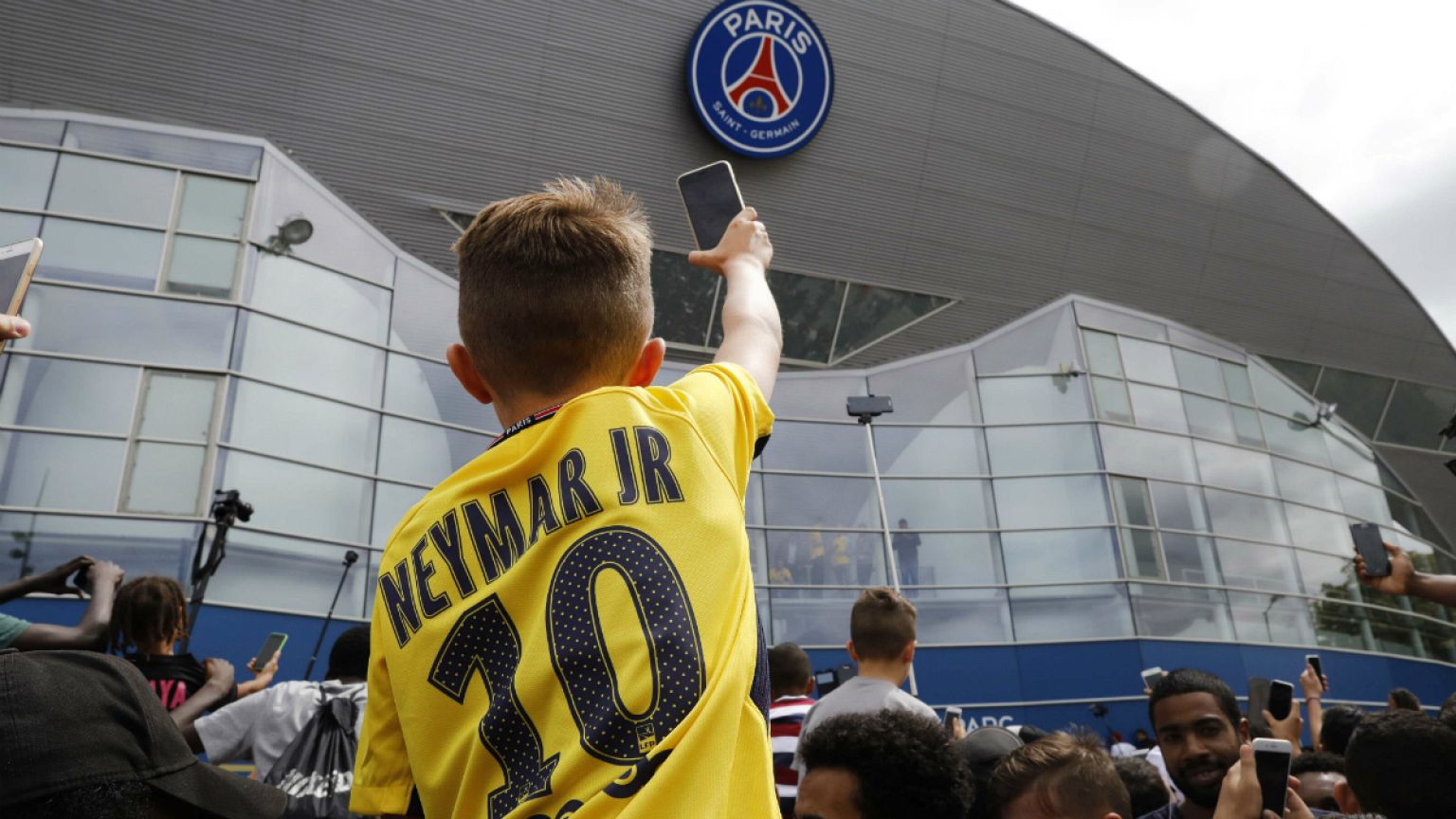 Boldogok a PSG szurkolói Neymar miatt