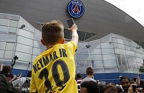 Camisolas do PSG com o nome de Neymar dão cor a Paris