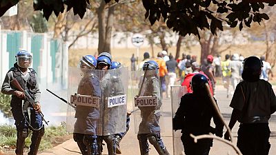 Accrochages entre policiers et militaires au Zimbabwe