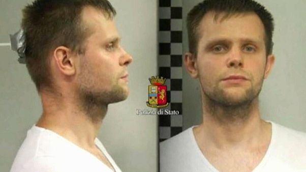 Αιχμάλωτη στα δίχτυα του βαθέος ιστού Αιχμάλωτη στα δίχτυα του βαθέος ιστού
