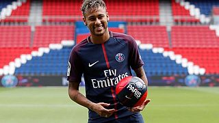 Neymar ainda não joga mas já brilha no Parque dos Príncipes