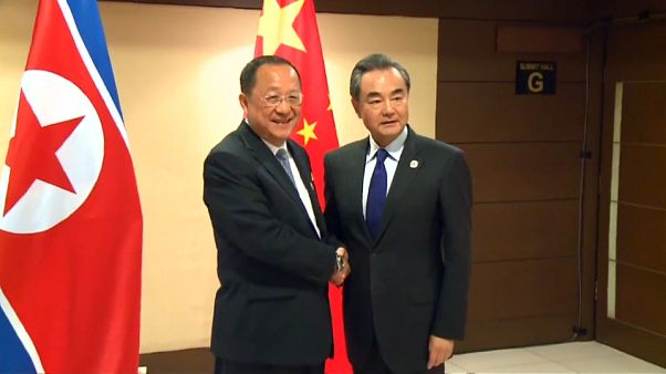 China quer novas negociações e pede "inteligência" à Coreia do Norte China quer novas negociações e pede "inteligência" à Coreia do Norte