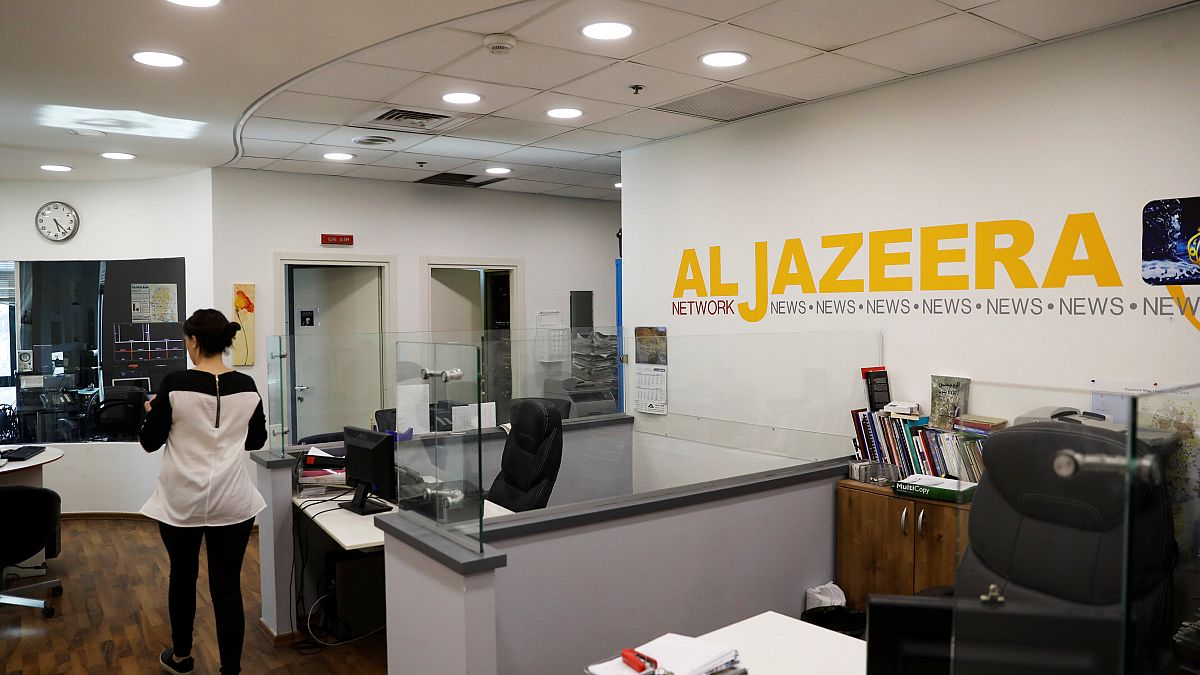 إسرائيل تغلق مكتب الجزيرة وسحب اعتماد صحفييها أسوة بدول عربية
