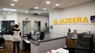 إسرائيل تغلق مكتب الجزيرة وسحب اعتماد صحفييها أسوة بدول عربية