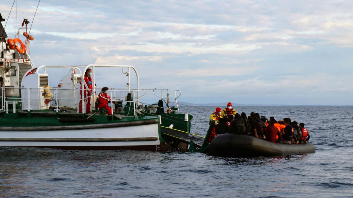 Rescatan a 30 personas en el mar Egeo