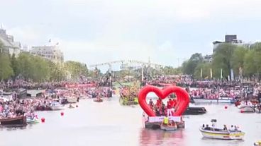Défilé de bateaux pour la Gay Pride d'Amsterdam