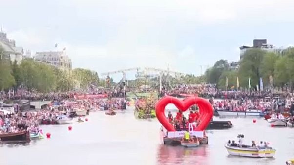 Amsterdam'da dev eşcinsel geçişi Amsterdam'da dev eşcinsel geçişi