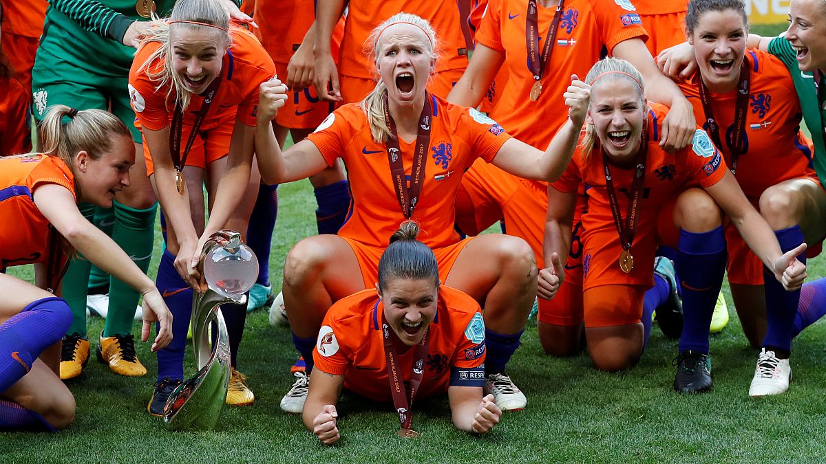 Tanz in Oranje: Niederländische Fußballerinnen feiern EM-Titel