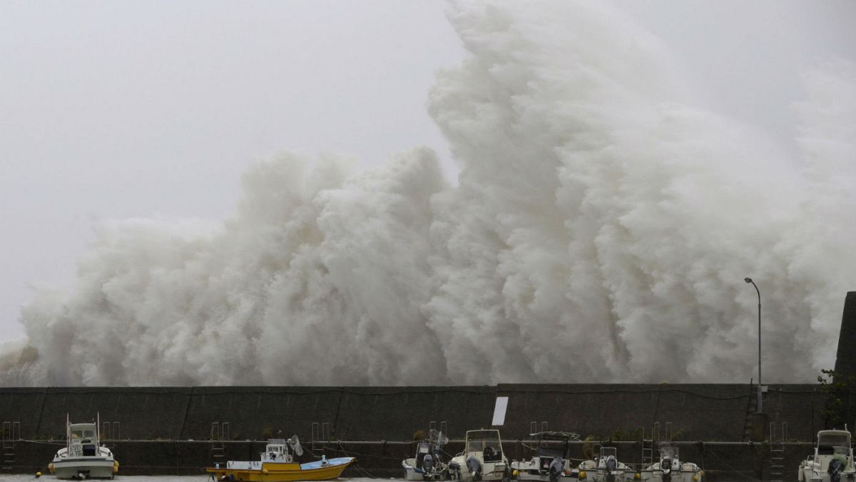 Japón azotado por un tifón que causa al menos dos muertos