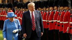 Image: Queen Elizabeth and President Donald Trump inspect the guard of hono