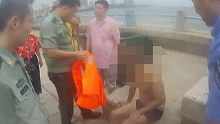 Αστυνομικοί έσωσαν μεθυσμένο κολυμβητή στην Κίνα