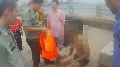 Chinese police make daring sea rescue