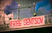 «Ενόχλησαν» οι Pussy Riot με το πανό:«Ελευθερώστε τον Σεντσόφ»