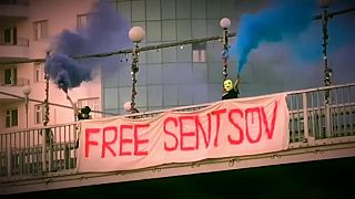 «Ενόχλησαν» οι Pussy Riot με το πανό:«Ελευθερώστε τον Σεντσόφ»