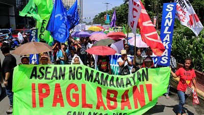 Háromszáz aktivista demonstrációja Manilában