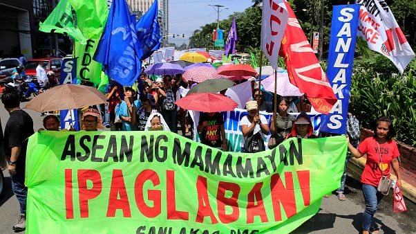 Háromszáz aktivista demonstrációja Manilában Háromszáz aktivista demonstrációja Manilában
