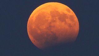 Eclipse de luna llena con tintes rojizos