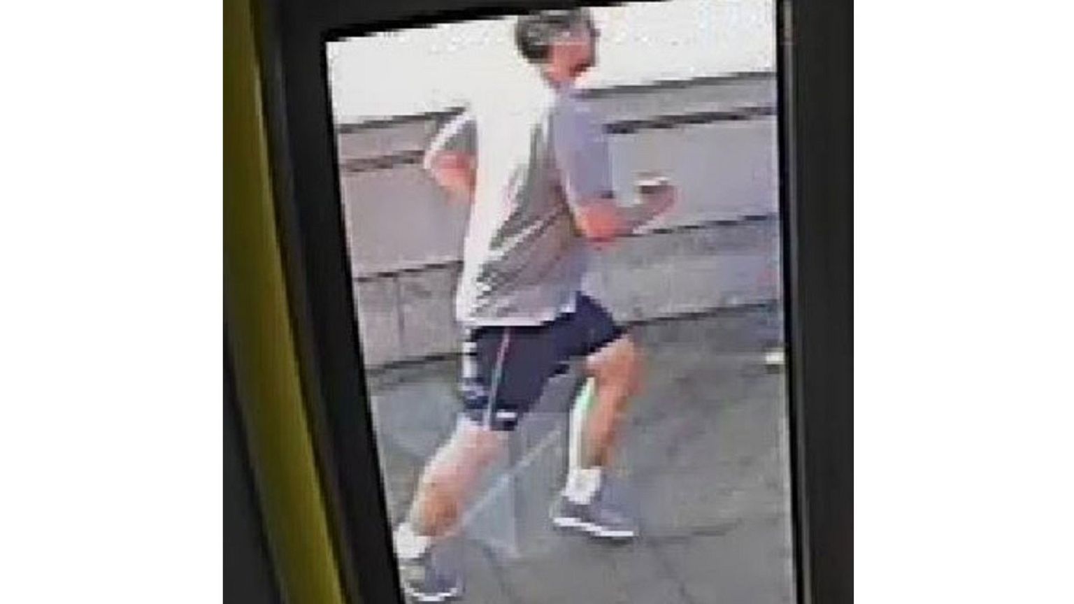 A busz elé lökött egy nőt egy futó Londonban