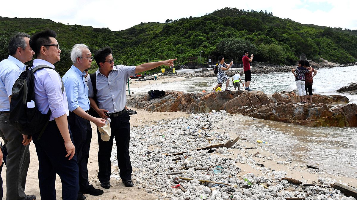 Poluição por derrame de óleo de palma atinge praias e mar de Hong Kong