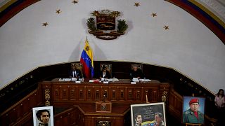 Las fuerzas chavistas impiden el paso al Parlamento a los diputados opositores