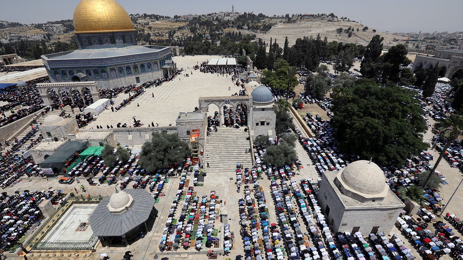 اسرائيل تضيق الخناق على الفلسطينيين وتجردهم من إقاماتهم في القدس