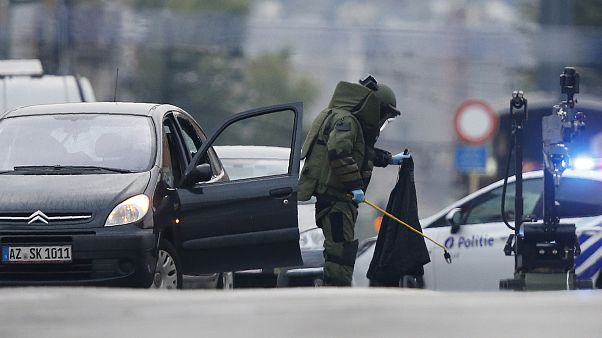 Molenbeek: inseguimento con sparatoria poi allarme bomba Molenbeek: inseguimento con sparatoria poi allarme bomba