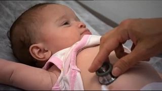 Grecia, sale la mortalità infantile