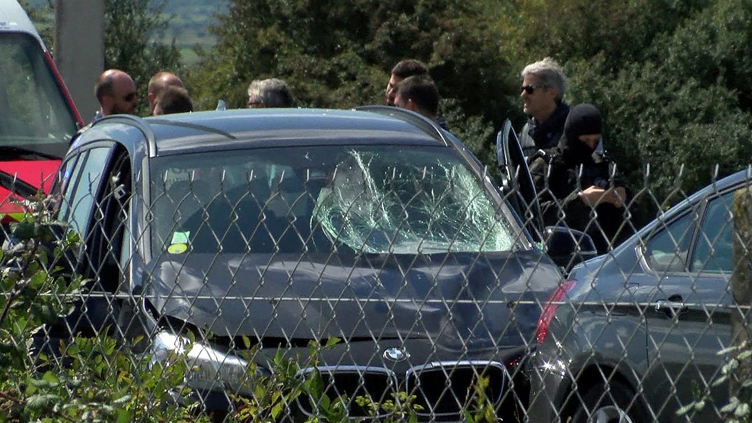 Paris'te bir kişi aracını askerlerin üzerine sürdü: 6 asker yaralandı