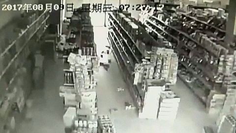 China: Erdbeben erschüttert Supermarkt