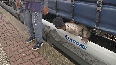 Flüchtlinge unter Güterzug-Waggons gequetscht