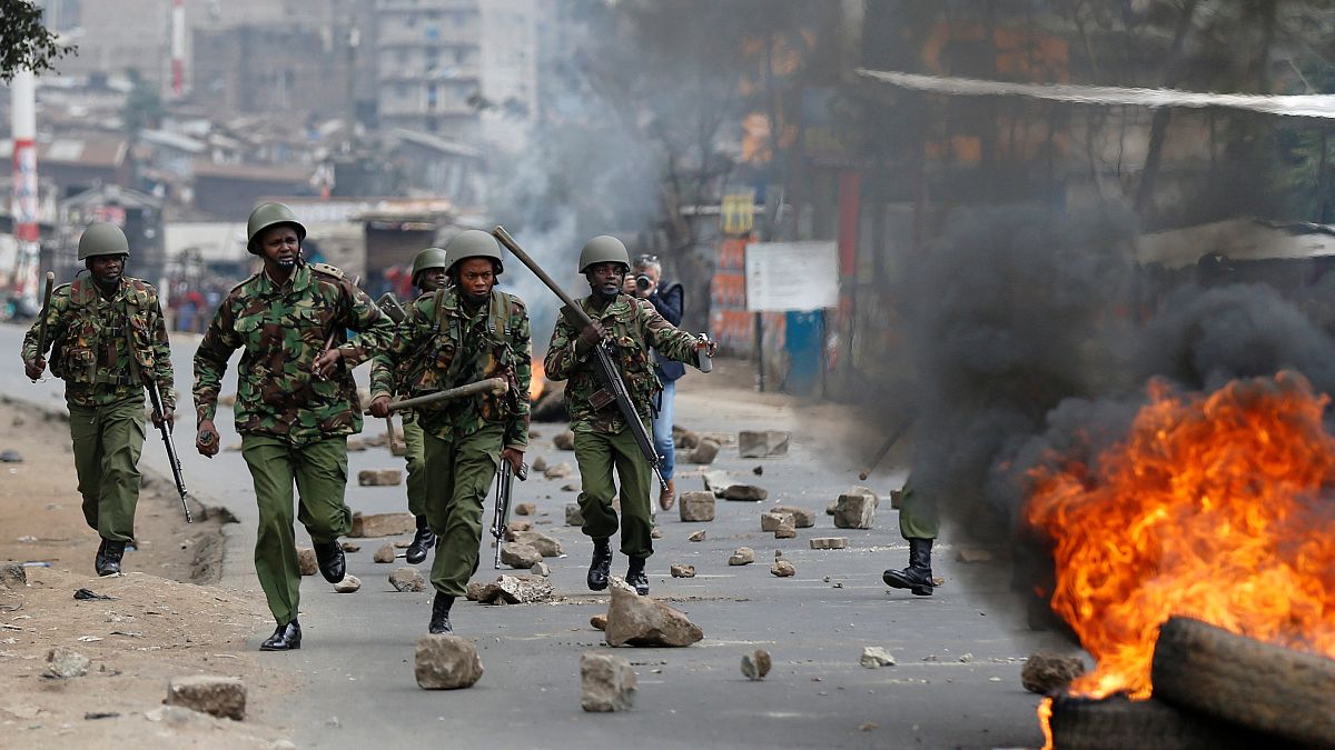 Кенийская полиция разгоняет протесты в трущобах