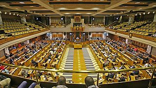 Oposição quer dissolver parlamento depois de rejeitada moção contra Zuma