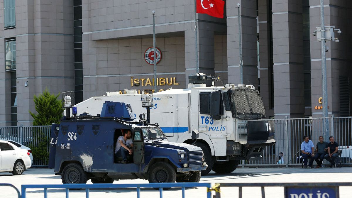 Elfogatóparancs újságírók ellen Törökországban
