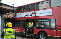 Un autobús se estrella contra una tienda en Londres
