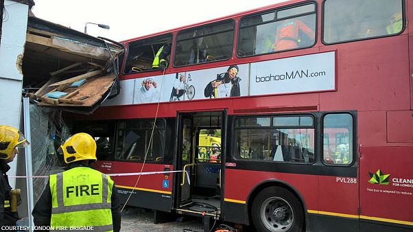 Londra: bus contro negozio in centro Londra: bus contro negozio in centro