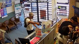 شاهد: أرادا سرقة المتجر.. فأوسعهما ضربا