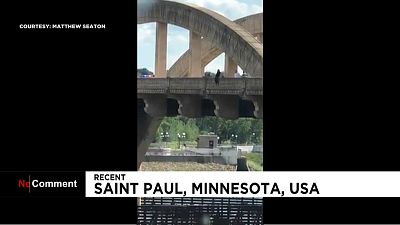 انقاذ إمرأة اردات الانتحار قفزا من أعلى جسر في الولايات المتحدة